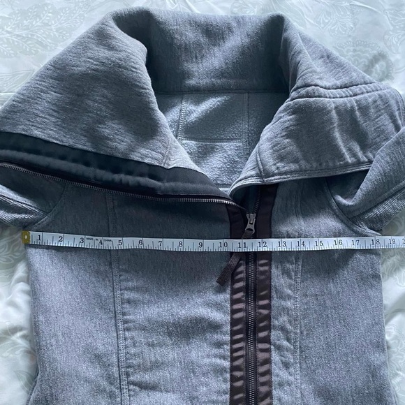Lululemon “Virasana Blanket Wrap” Jacket in Silverspoon/Heathered Medium Grey - Picture 4 of 5